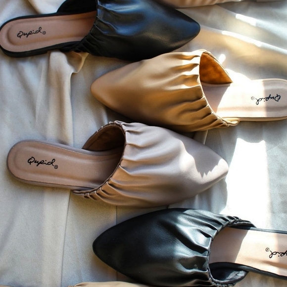 🚨FEW PAIRS LEFT🚨// Black Ruche Flat - Picture 3 of 6